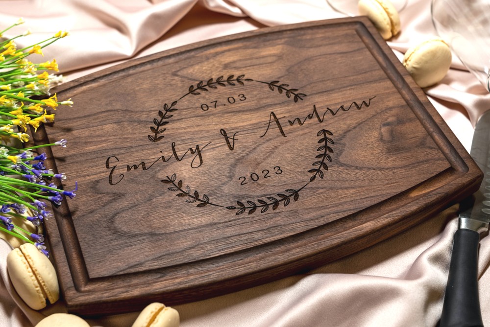Personalized, Engraved Cutting Board with Natural Wreath Design for Wedding or Housewarming Gift #022 - Image 2